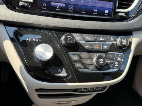 Used 2024 Chrysler Pacifica Touring-L FWD image 20