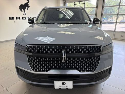 Used 2025 Lincoln Navigator Reserve AWD/4WD image 2