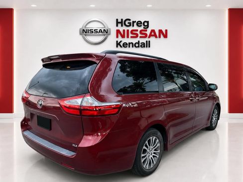Used 2018 Toyota Sienna XLE w/ XLE Navigation Package FWD image 4