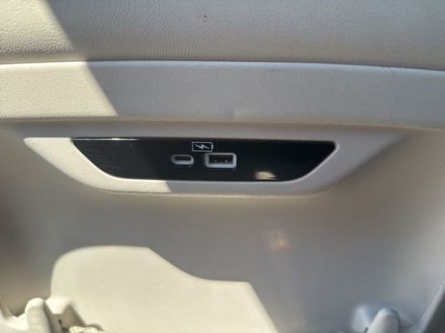Used 2021 Chrysler Pacifica Limited w/ Premium & Safety Sphere Group FWD image 28