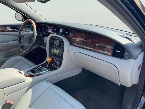 Used 2004 Jaguar XJ8 RWD image 4