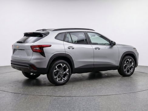 Used 2025 Chevrolet Trax LT FWD image 9