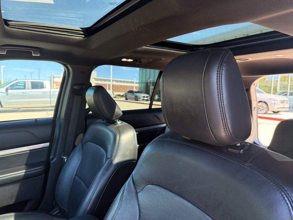 Used 2018 Ford Explorer XLT w/ Equipment Group 202A FWD image 13