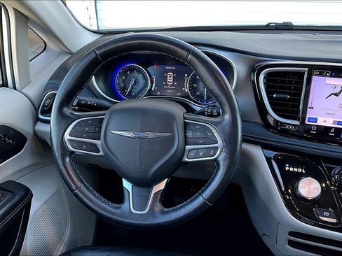 Used 2021 Chrysler Pacifica Touring-L image 7