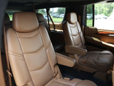 Used 2017 Cadillac Escalade ESV Platinum RWD image 14