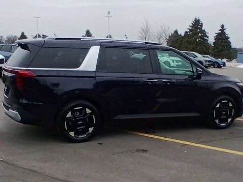 New 2026 Kia Carnival EX image 3