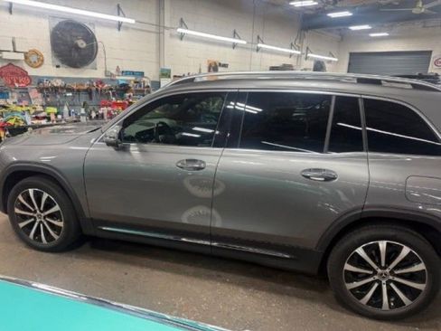 Used 2021 Mercedes-Benz GLB 250 4MATIC image 4