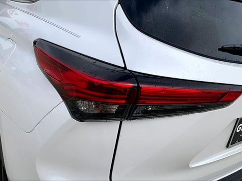 Used 2022 Toyota Highlander XLE FWD image 28