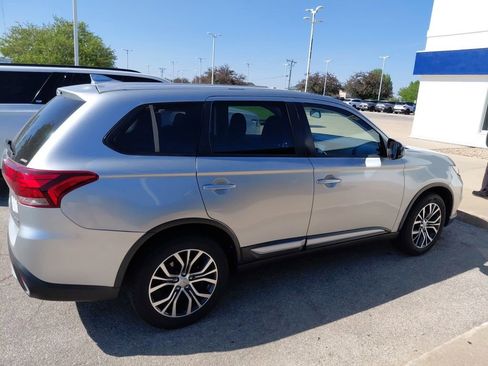 Used 2018 Mitsubishi Outlander ES AWD/4WD image 3
