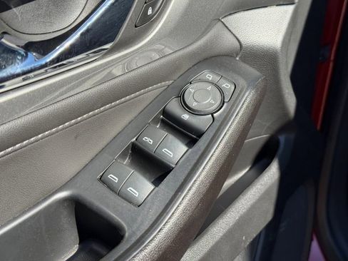 Used 2023 Chevrolet Traverse LT image 9