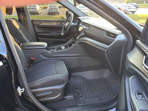 Used 2024 Jeep Grand Cherokee Laredo AWD/4WD image 13