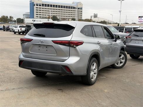 Used 2023 Toyota Highlander LE image 5
