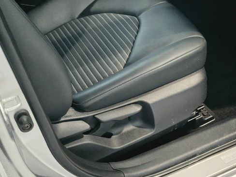 Used 2023 Toyota Camry SE FWD image 7