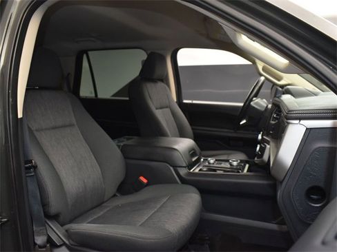 Used 2022 Ford Expedition XLT image 13