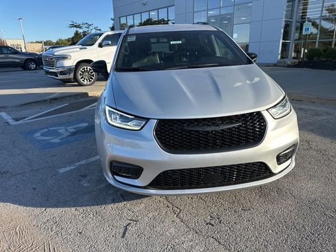 New 2026 Chrysler Pacifica Select image 9