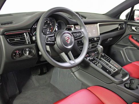 Certified 2025 Porsche Macan image 4