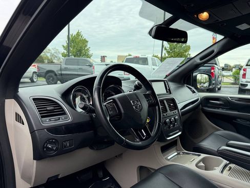 Used 2019 Dodge Grand Caravan SXT FWD image 11