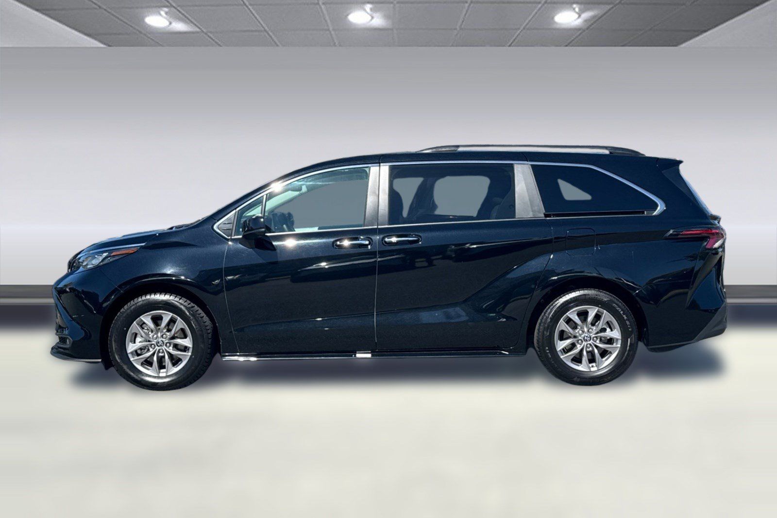 Used 2026 Toyota Sienna XLE FWD image 2