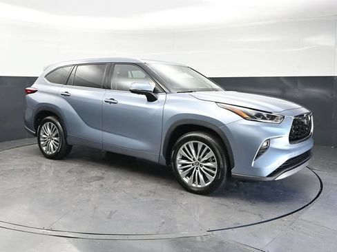 Used 2023 Toyota Highlander Platinum FWD image 3