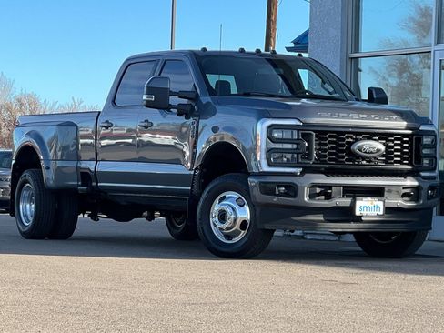 Used 2023 Ford F350 Platinum image 2