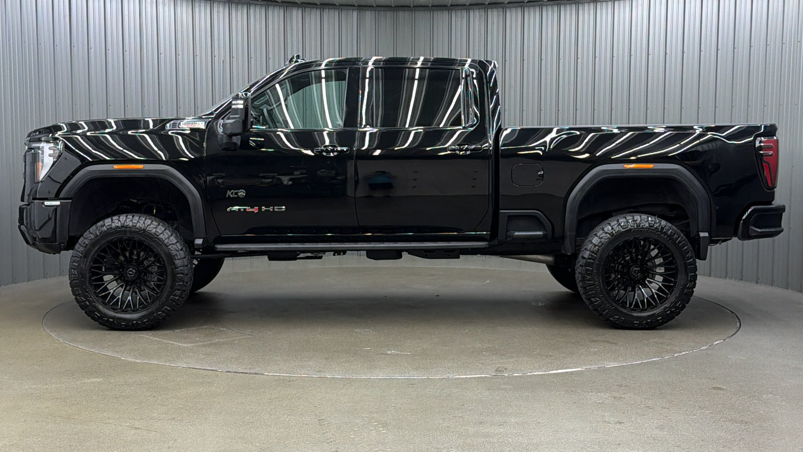 Used 2025 GMC Sierra 2500 AT4 w/ AT4 Premium Plus Package AWD/4WD image 2