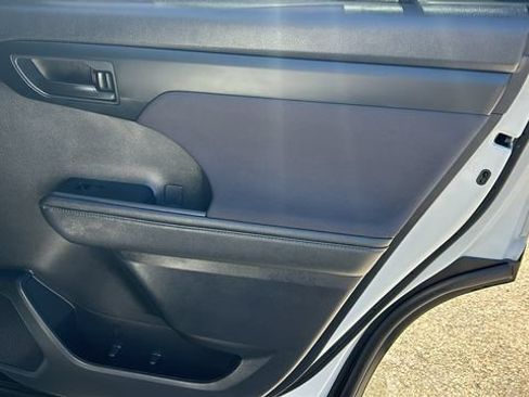 Used 2024 Toyota Highlander LE FWD image 12