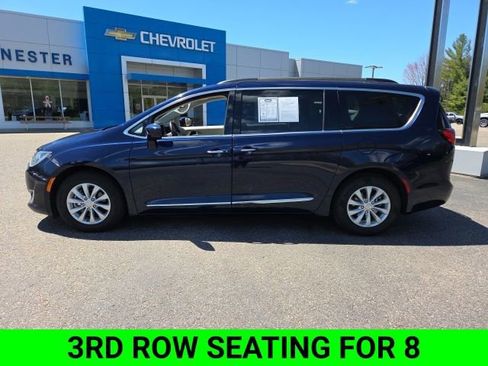 Used 2017 Chrysler Pacifica Touring-L FWD image 6
