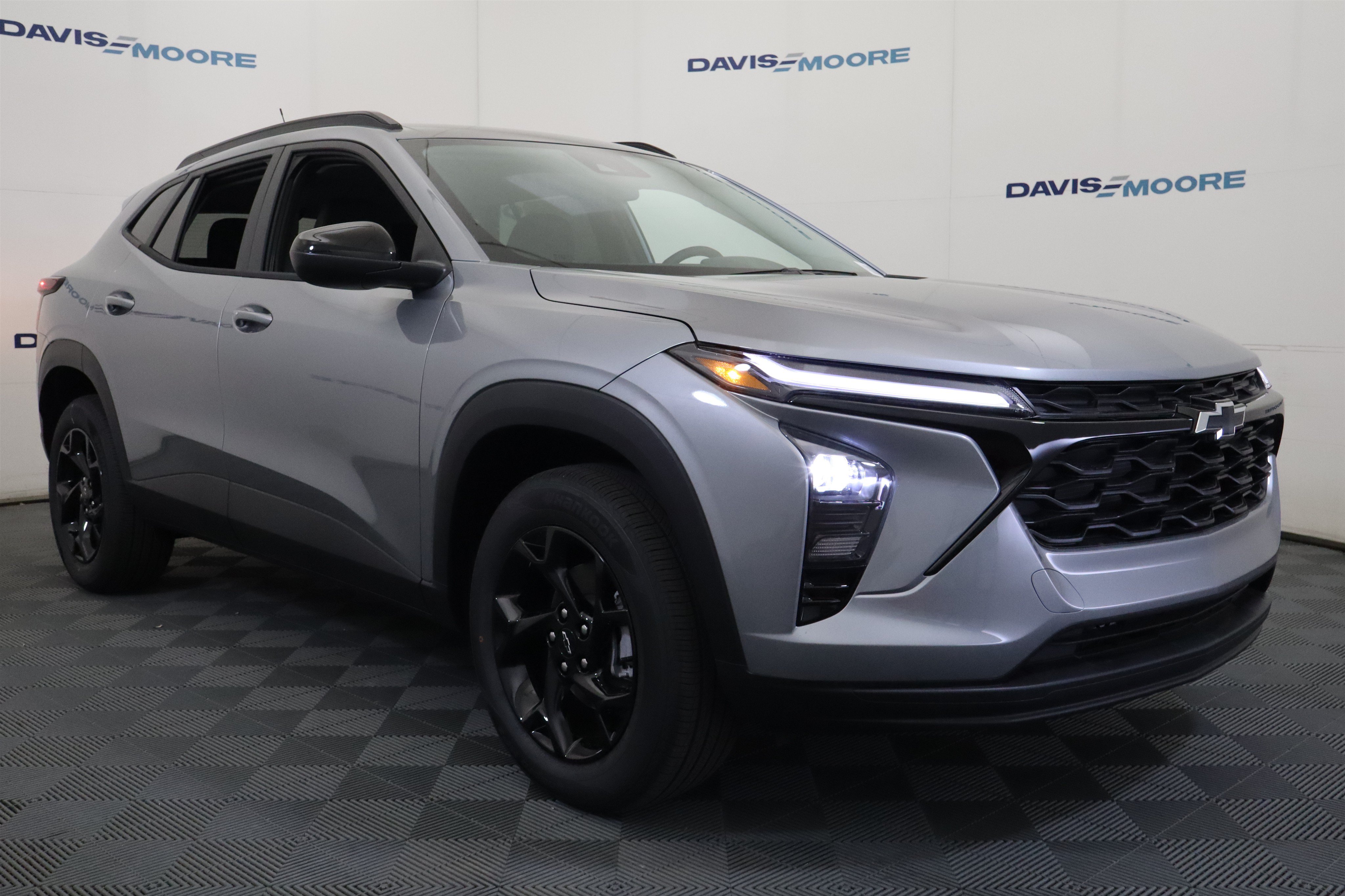 New 2026 Chevrolet Trax LT w/ Midnight Edition FWD image 3