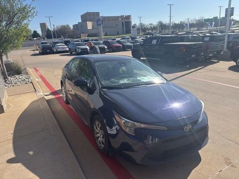 Used 2021 Toyota Corolla LE image 3