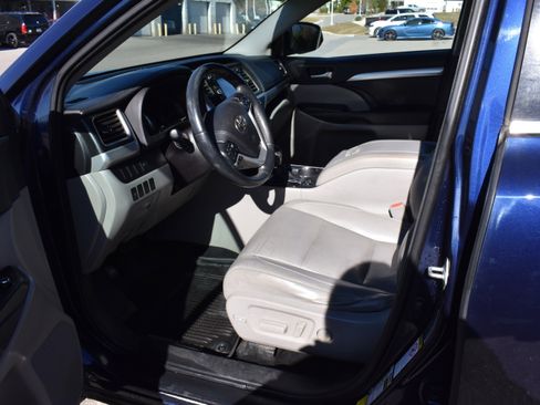Used 2016 Toyota Highlander XLE image 12