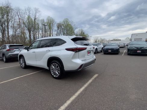 Certified 2025 Toyota Highlander Platinum AWD/4WD image 9