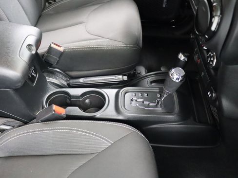 Used 2018 Jeep Wrangler Unlimited Sahara image 28