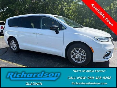 Used 2024 Chrysler Pacifica Touring-L FWD image 1