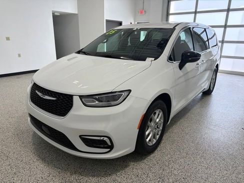 Used 2025 Chrysler Pacifica Select FWD image 6
