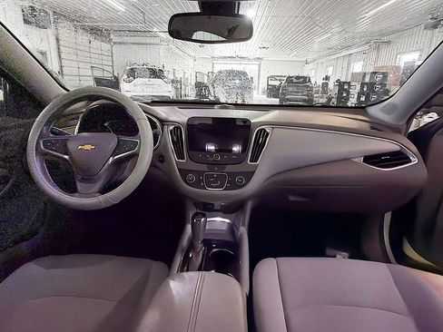 Used 2017 Chevrolet Malibu LT FWD image 10
