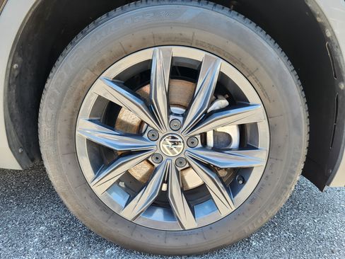 Certified 2024 Volkswagen Tiguan SE AWD/4WD image 19