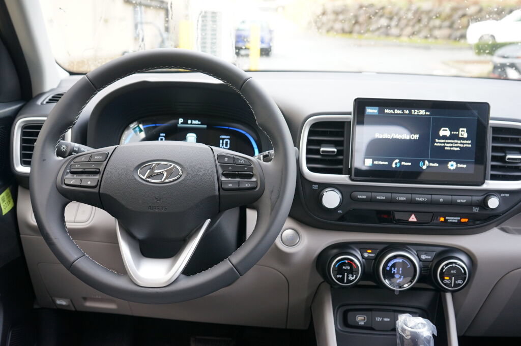 Used 2025 Hyundai Venue SEL FWD image 11