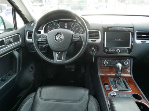 Used 2013 Volkswagen Touareg VR6 image 11