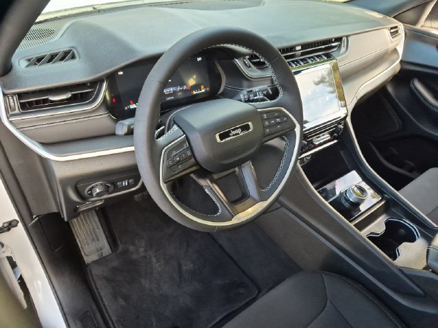 Used 2025 Jeep Grand Cherokee 4WD image 10
