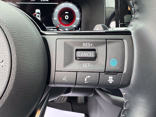 Used 2025 Nissan Pathfinder Platinum FWD image 17