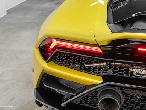 Used 2020 Lamborghini Huracan EVO RWD image 17