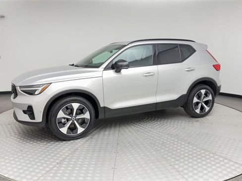Certified 2025 Volvo XC40 B5 Plus image 6