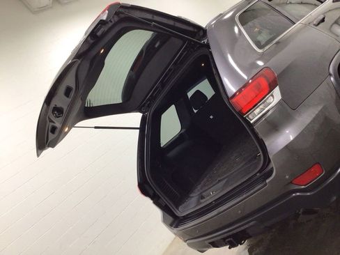 Used 2020 Jeep Grand Cherokee Laredo w/ 18" Wheel & 8.4" Radio Group AWD/4WD image 13