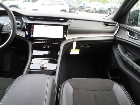 New 2026 Jeep Grand Cherokee Altitude image 14