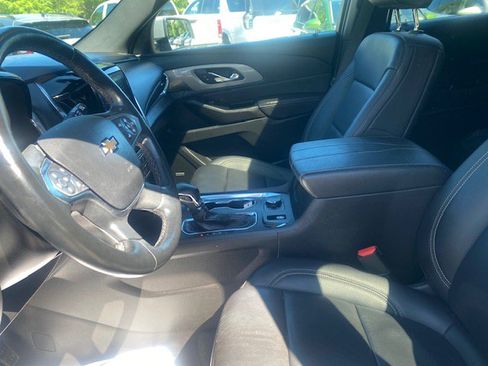 Used 2023 Chevrolet Traverse LT w/ LT Premium Package AWD/4WD image 8