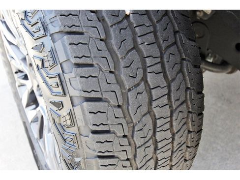 Used 2025 Chevrolet Suburban Z71 image 30