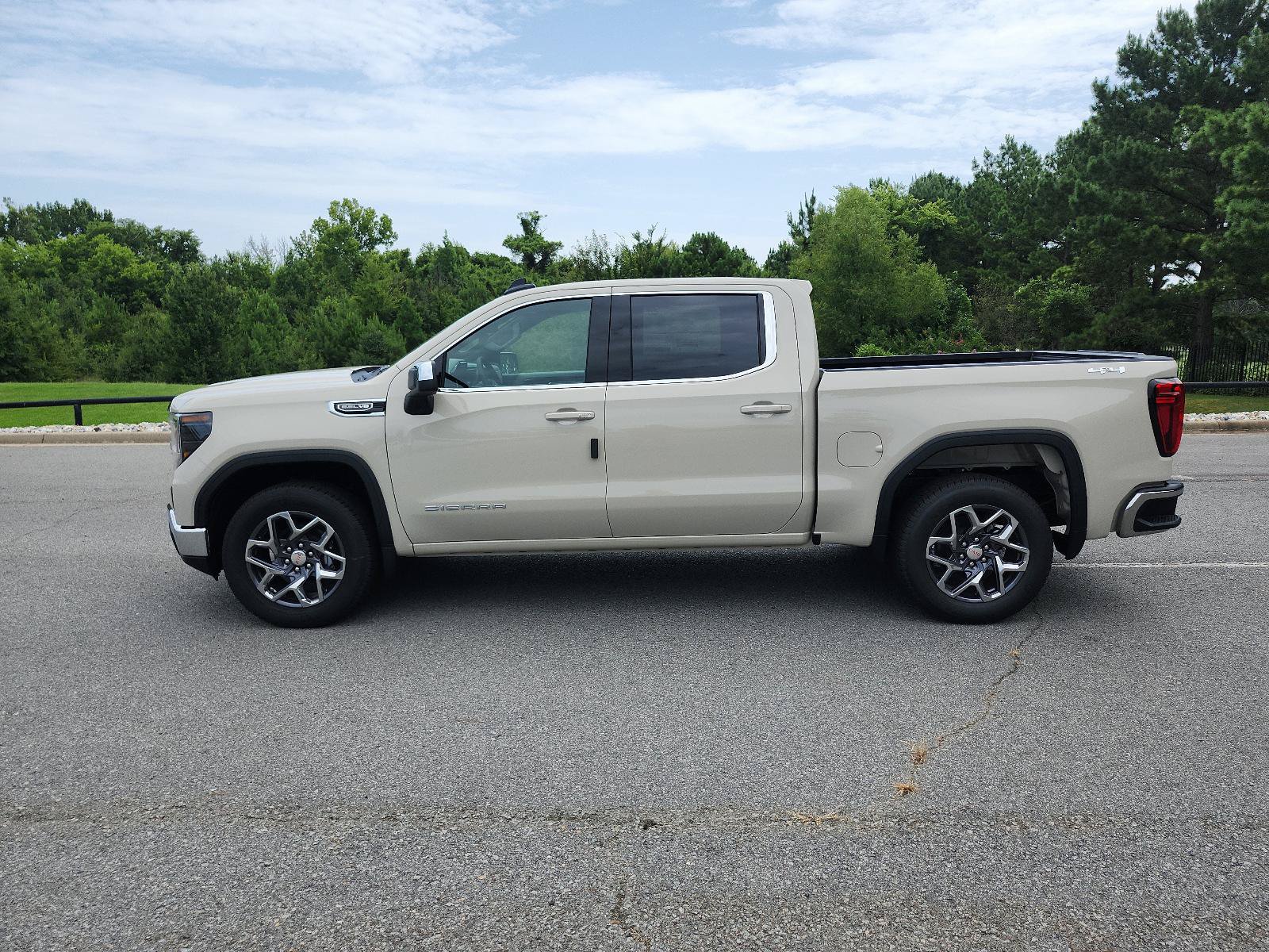 New 2026 GMC Sierra 1500 SLE AWD/4WD image 2