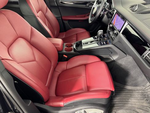 Certified 2025 Porsche Macan image 28