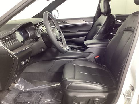 Used 2023 Jeep Grand Cherokee Overland AWD/4WD image 14