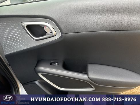 Used 2025 Kia Soul LX w/ LX Technology Package FWD image 15